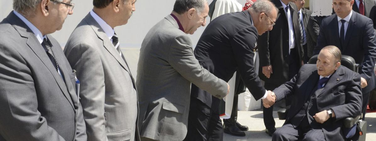 Le Président Bouteflika diminué en fauteuil roulant